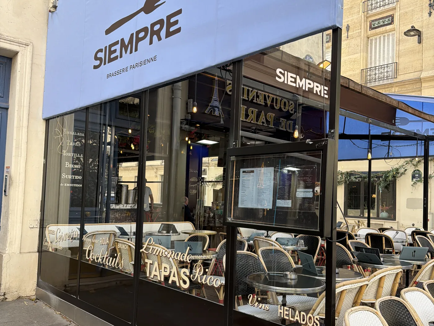 La terrasse du Siempre sous son store bleu « Siempre – Brasserie parisienne », avenue de la Motte-Picquet