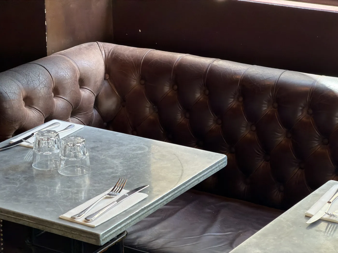 Salle du Siempre : banquette en cuir et sol en damier