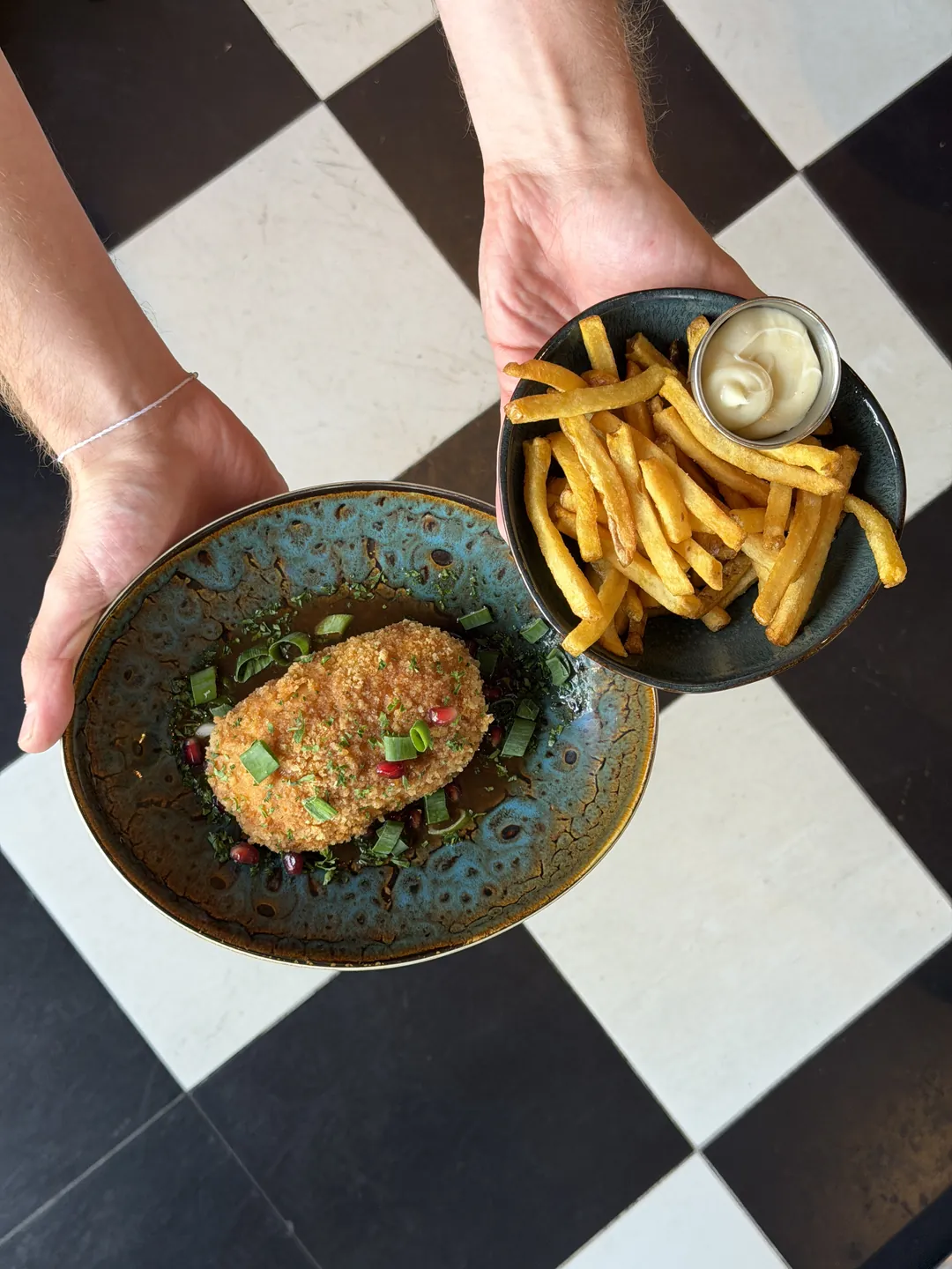 Plat de brasserie servi au Siempre : croustillant pané, jus et frites
